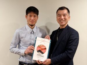 黒毛和牛熟成肉を松井俊介選手にプレゼントする高橋哲社長