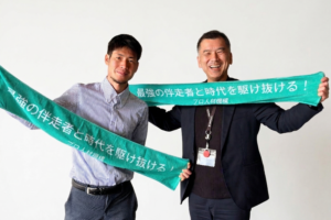 松井俊介応援マフラータオルを持つ松井俊介と高橋哲