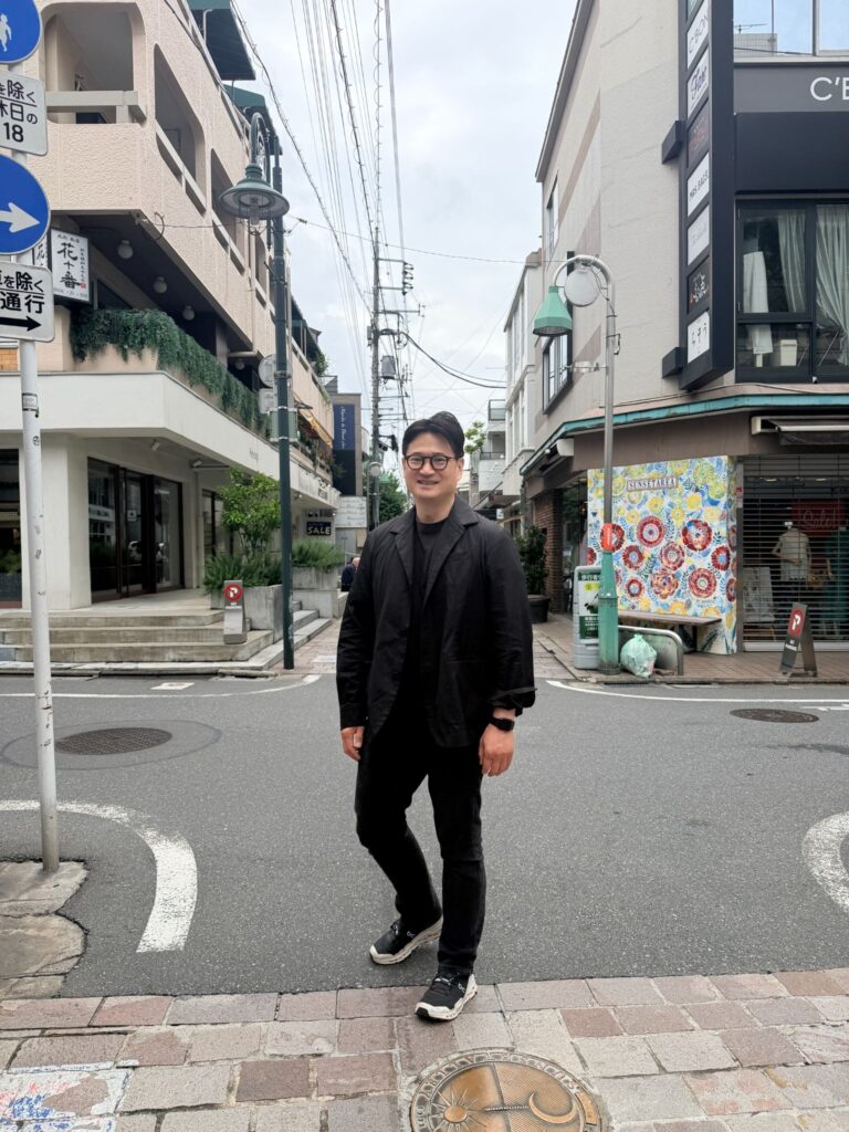 店舗のあるサンセットアレイと、本社のあるカトレア通りの交差点に佇む木村真一