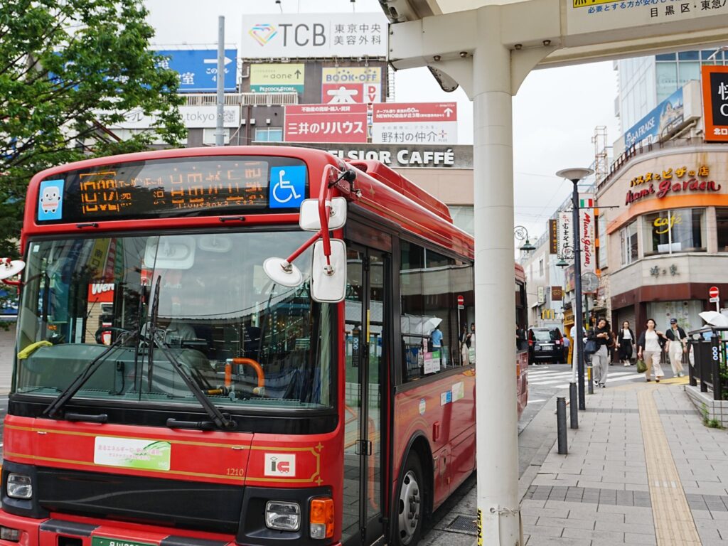 ロンドンのダブルデッカーを思わせる赤い路線バスが停車する自由が丘駅前ロータリー
