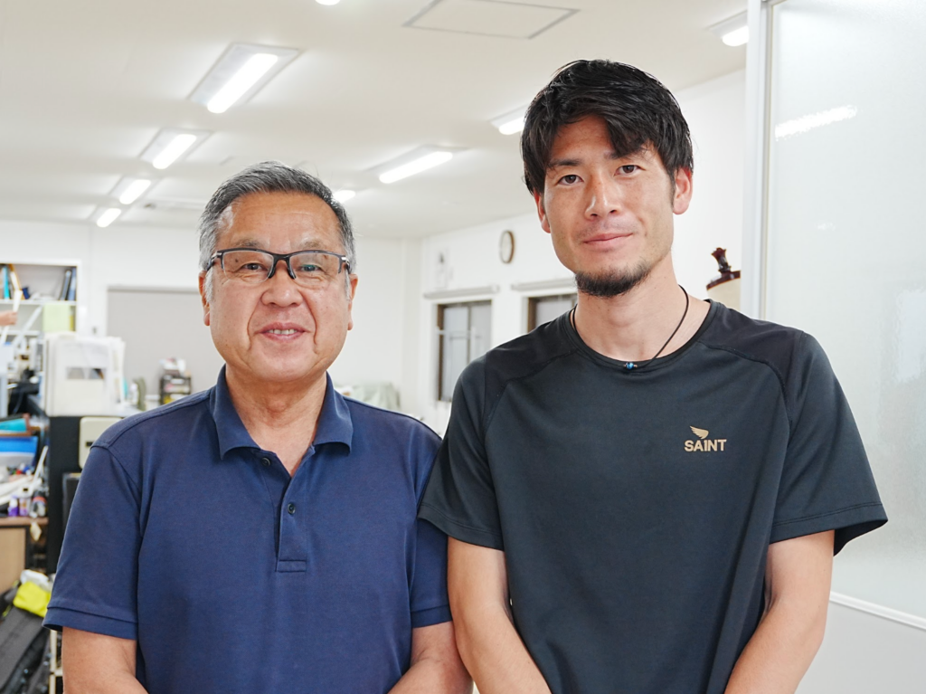 (左)株式会社松井商店 代表取締役 松井孝之氏は(右)松井俊介氏の実父