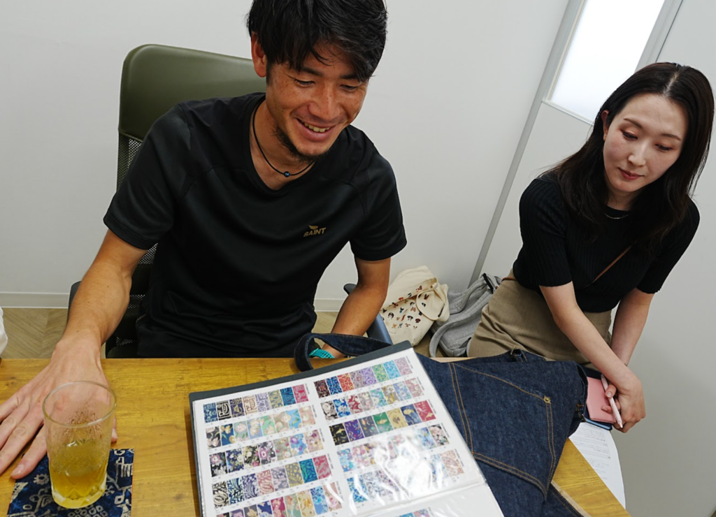 松井商店のオリジナルプリント図録を見る松井商店取締役