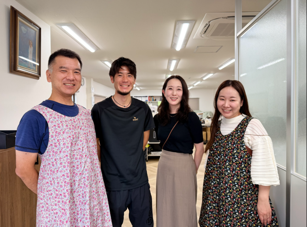松井商店取締役2名と松井商店のエプロンを着用したプロ人材機構高橋啓とbatoon高橋夏奈氏