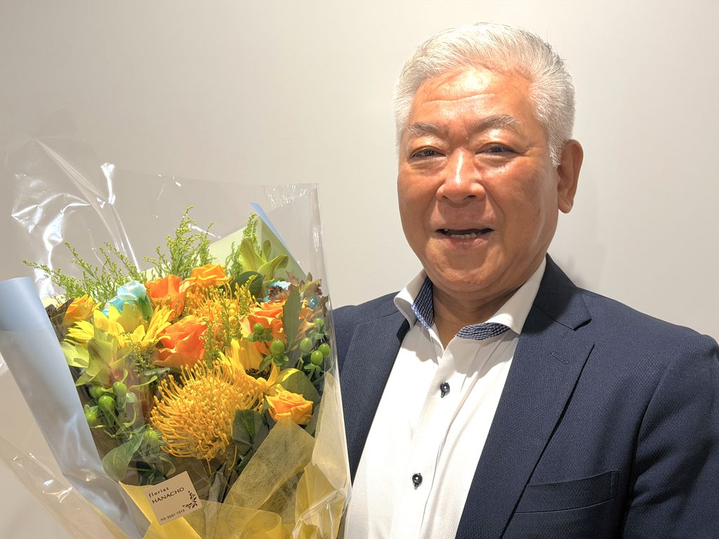 インタビュー当日は、やる気スイッチグループの退職日。花束を携えて登場した亀卦川篤氏